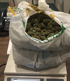 Detenidos tras huir de la Guardia Civil y desprenderse de una bolsa con cerca de 700 gramos de cogollos de marihuana