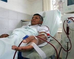 Los pacientes de Diálisis recogen firmas para evitar el traslado del Dr. Tovar