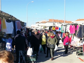 Sin novedad en el mercadillo, que hoy ha estrenado su nuevo emplazamiento en las Eras del Cerro