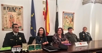 El Subinspector Jefe de la Policía Local de Navalmoral, Carlos Marcos, recibe una medalla por su trayectoria profesional