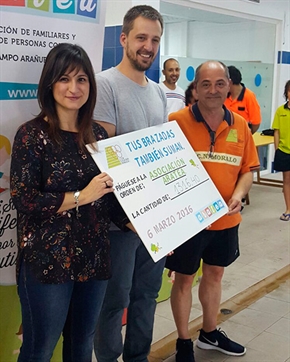 El maratón solidario de natación recauda más de 1.300€ en beneficio de ARATEA