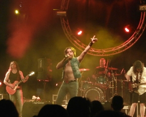 Las versiones del Fito y los Fitipaldis y de AC/DC animan la “Disco Moto Tuning”