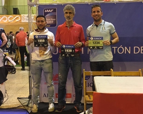 Tres miembros del CD Navalmaratón disputaron el domingo la Zurich Maratón de Sevilla